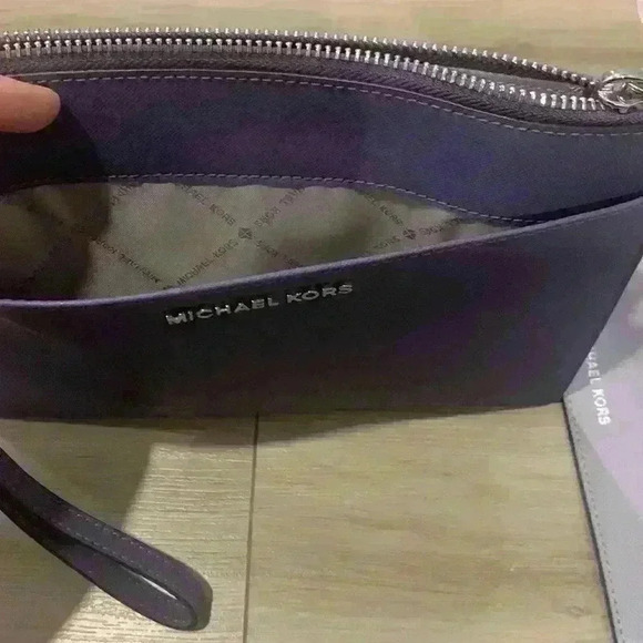 Michael Kors 2 in 1 wristlet Clutch - Picture 7 of 16